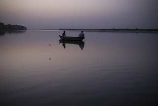 Indien. Uttar Pradesh. Kanpur. Fisherman on the Ganges. © Florian Lang