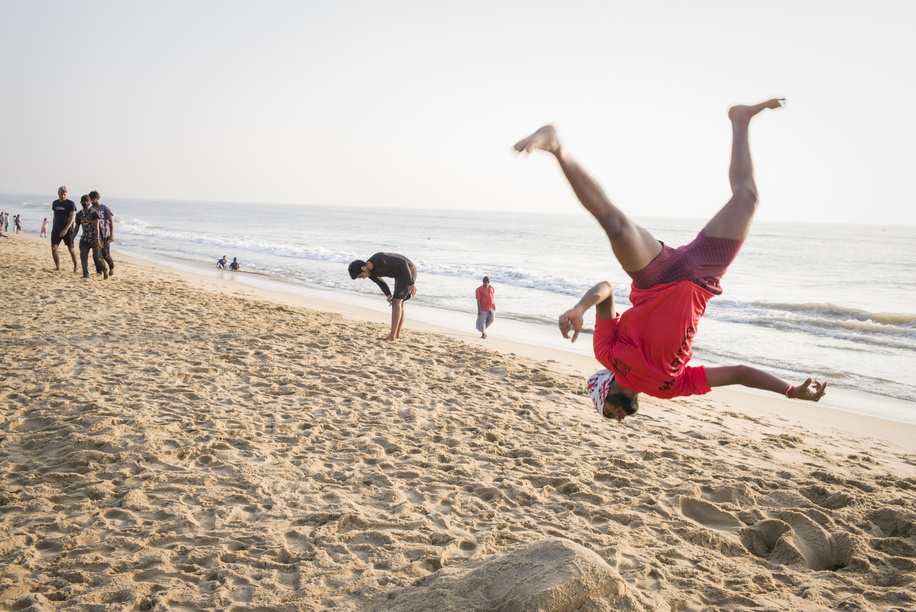 India. Tamil Nadu. Marina Beach. Young men are doing acrobatic exercises on the beach. © Florian Lang