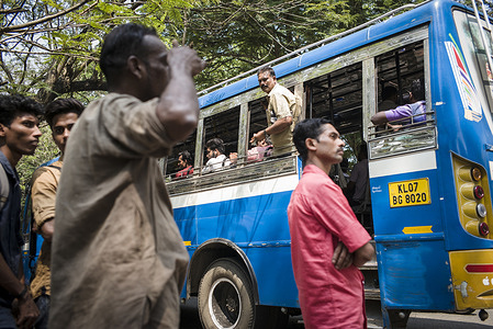 India. Kerala. Kochi. Bus stop opposite the Cochin Municipal Corporation Head Office and near the Ernakulam ferry harbour. Passengers are boarding and de-boarding a local bus. © Florian Lang