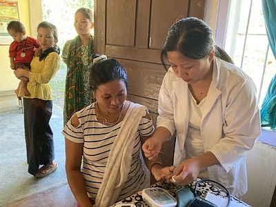 Auxiliary nurse midwife Ms Rokon Ronrang screens Ms Sumitra Chakma for diabetes as part of her antenatal check-up at Ayushman Bharat-Health and Wellness Centre Deban. Ms Chakma is four months pregnant with her second child. 