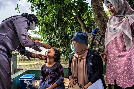 Dr Nanda Meutia from primary health care (Puskesmas) Baiturrahman is providing the nOPV2 vaccine to children in Neusu village in Banda Aceh, the capital of Aceh Province. Working with local healthcare cadres from sub-districts, Puskesmas convinces parents that the polio vaccine is safe and effective in “teaching” the children’s bodies how to fight the virus.