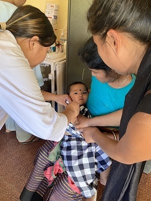 A baby being immunized at Ayushman Bharat-Health and Wellness Centre Deban in Changlang district, Arunachal Pradesh. W HO National Public Health Support Network (NPSN) p rovides technical and monitoring support for routine immunization and vaccine-preventable diseases to the Government of I ndia with special focus on strengthening services in hard-to-reach areas.
